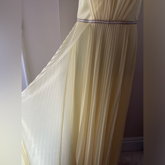 Aqua Dresses Yellow Pleated Halter Gown NWT Size 6 - Picture 5 of 16